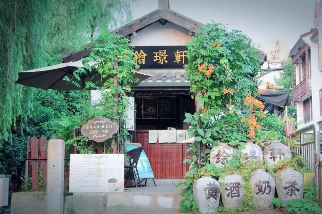 琥珀光，醉人意，让我们与绘璟越酒一起重返青春岁月